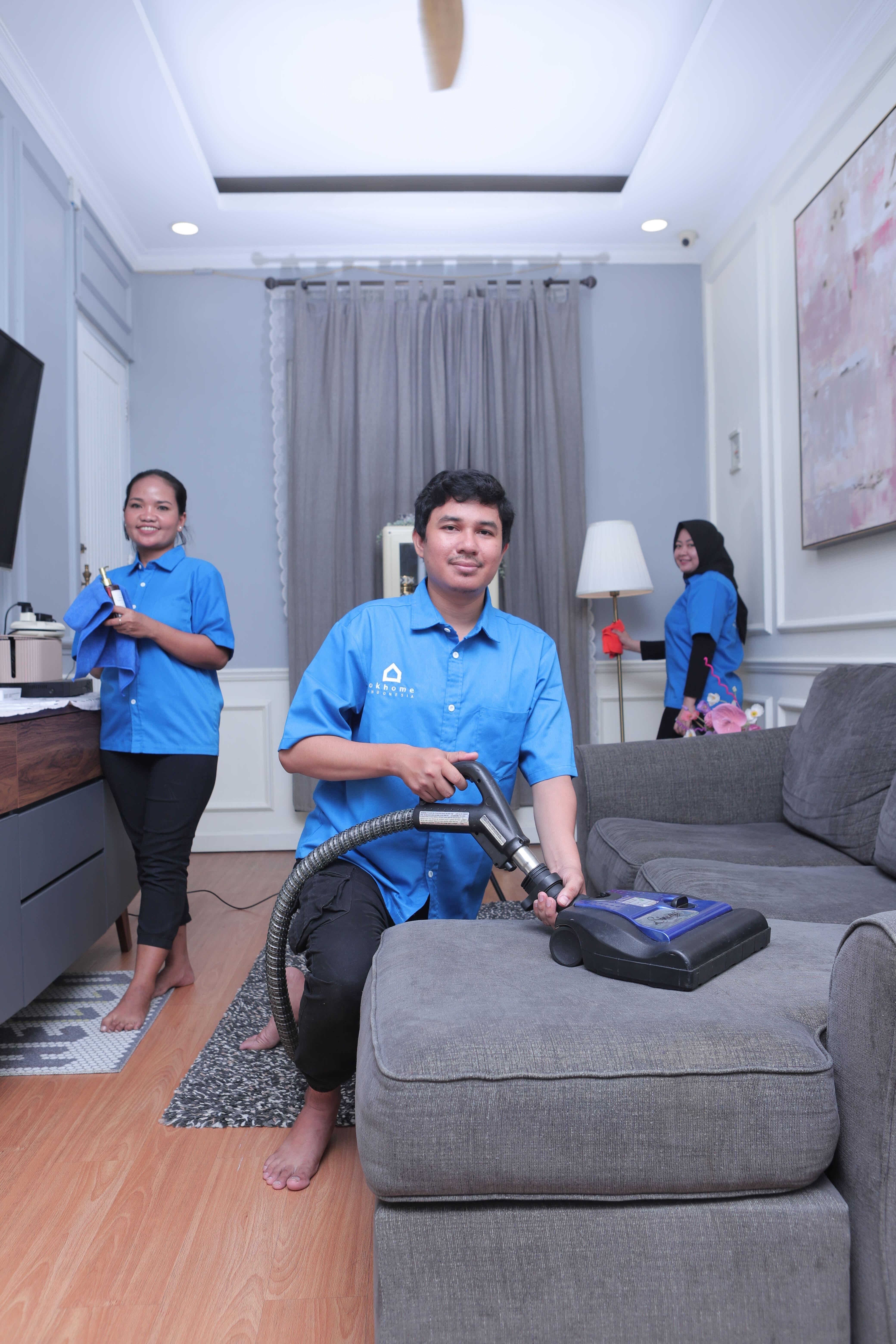 OKHOME professional cleaning service team in action - reliable home cleaning solutions